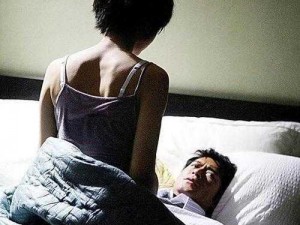 男生女生一起嗟嗟嗟，女生遭黑粉砸场为何会流血？